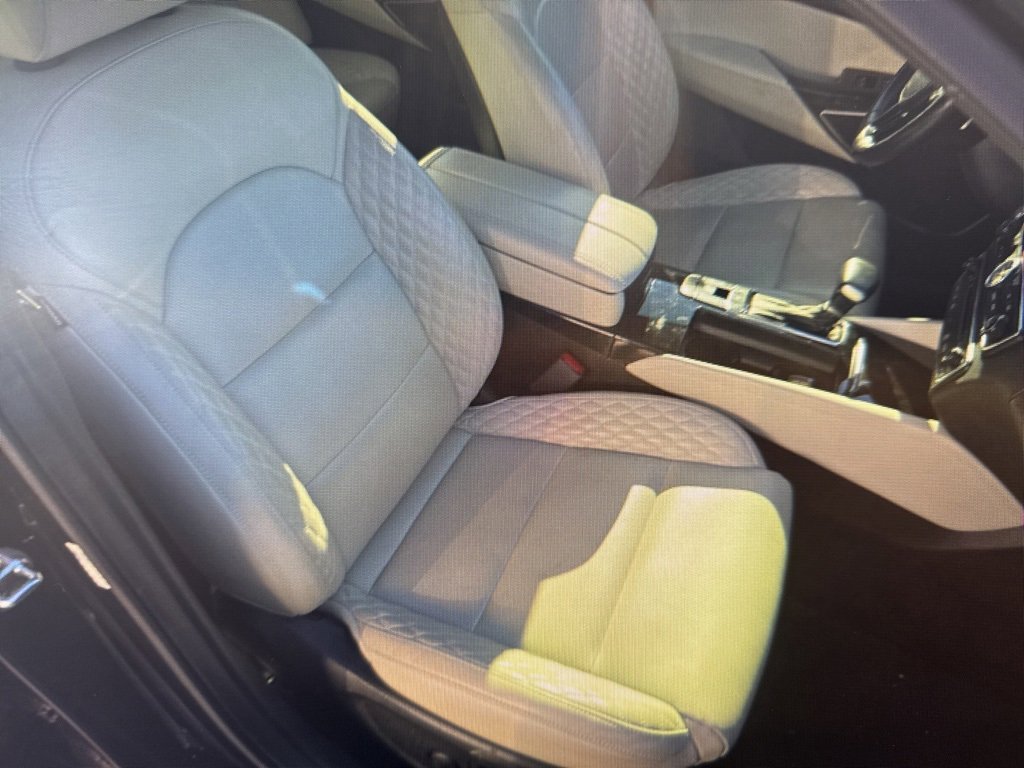 Used 2017 Kia Cadenza Limited image 9