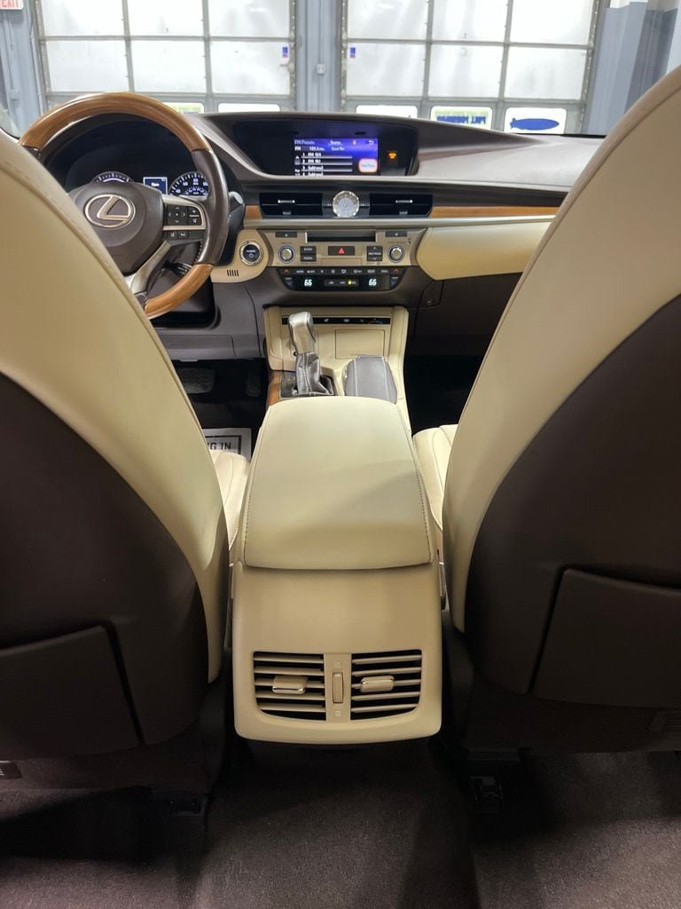 Used 2017 Lexus ES 300h w/ Luxury Package FWD image 37
