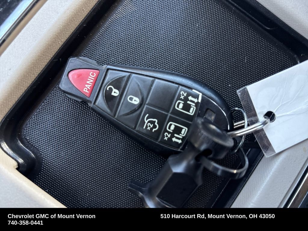 Used 2013 Chrysler Town & Country Touring FWD image 29