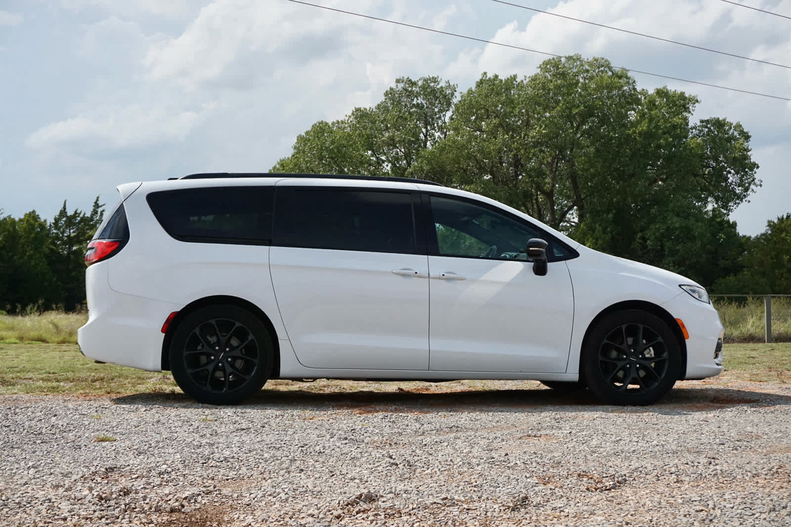 Used 2025 Chrysler Pacifica Limited FWD image 5