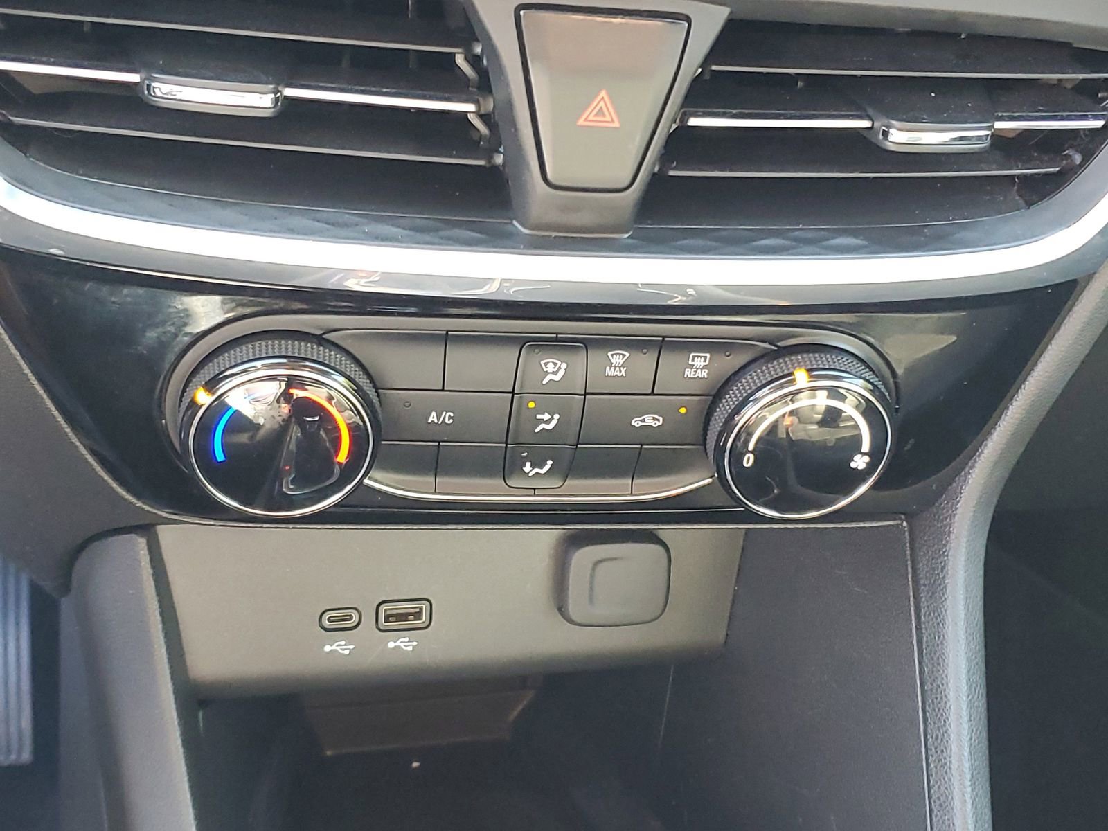 Used 2024 Buick Encore GX Sport Touring image 18