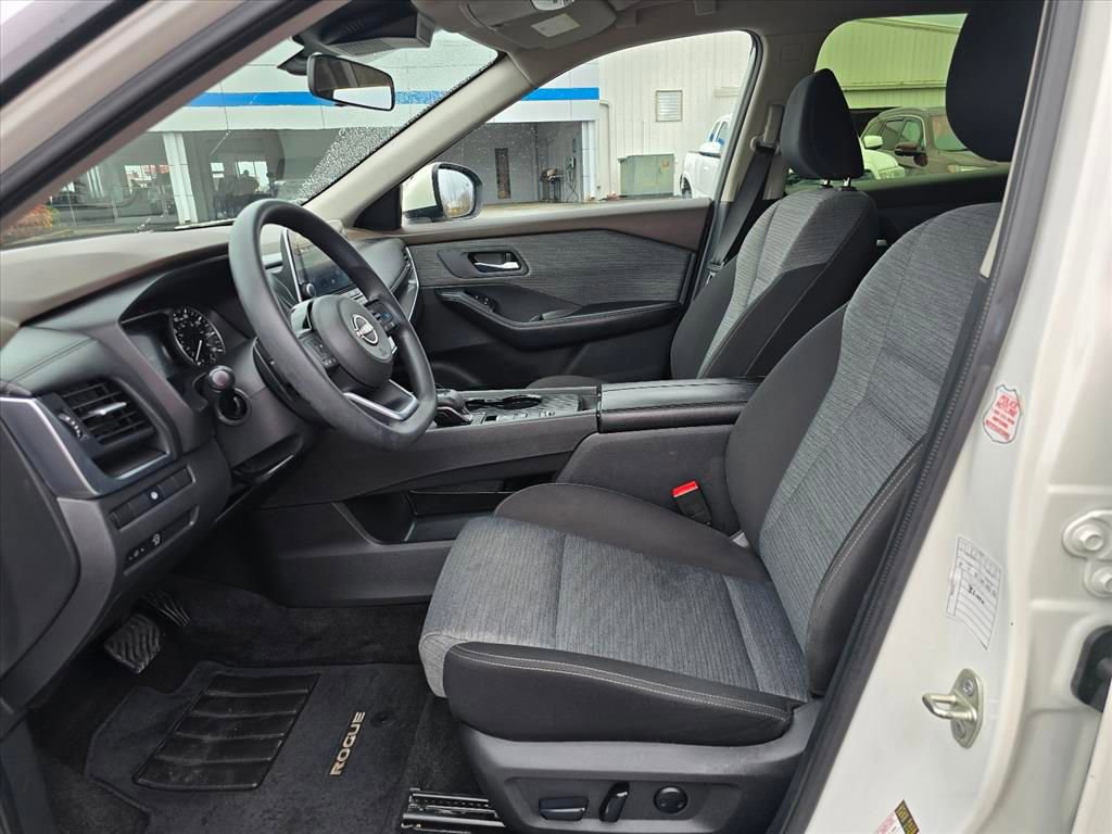 Used 2023 Nissan Rogue SV image 11