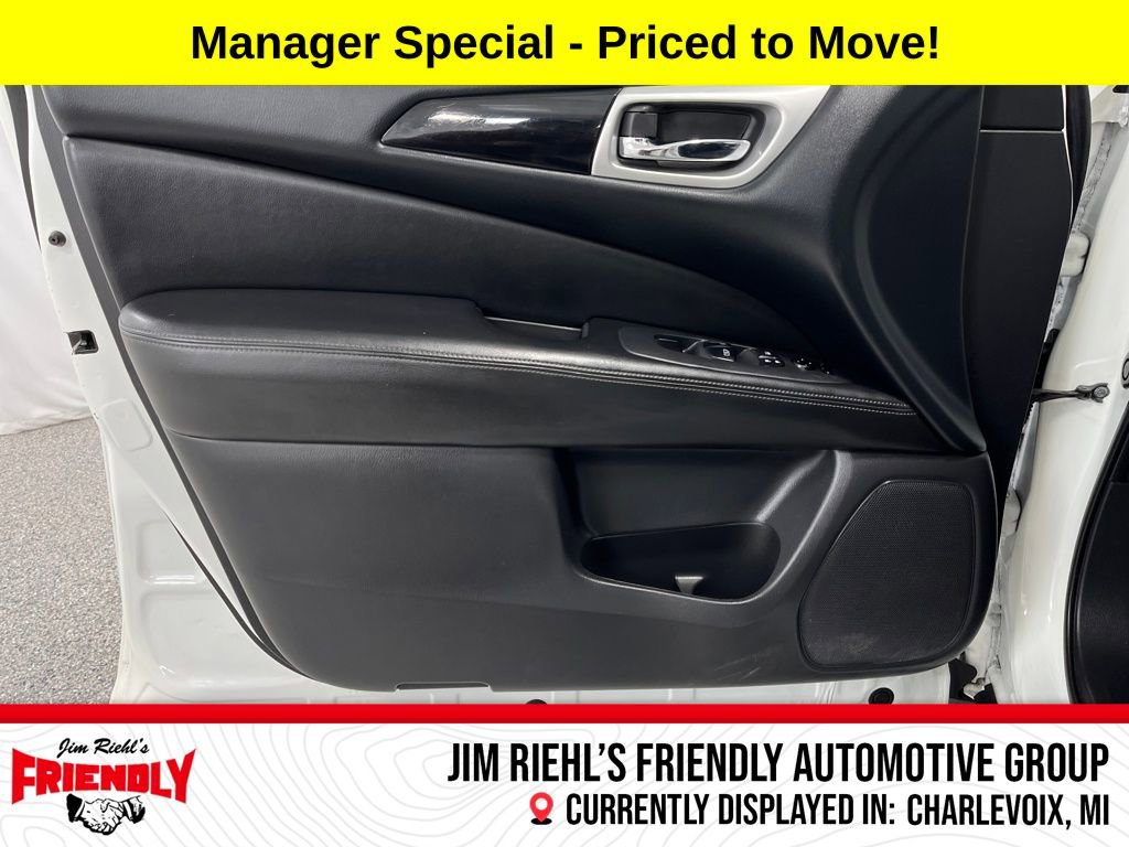 Used 2018 Nissan Pathfinder SV image 10