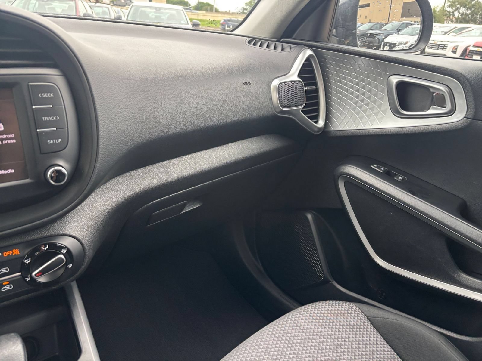 Used 2025 Kia Soul LX w/ LX Technology Package FWD image 33