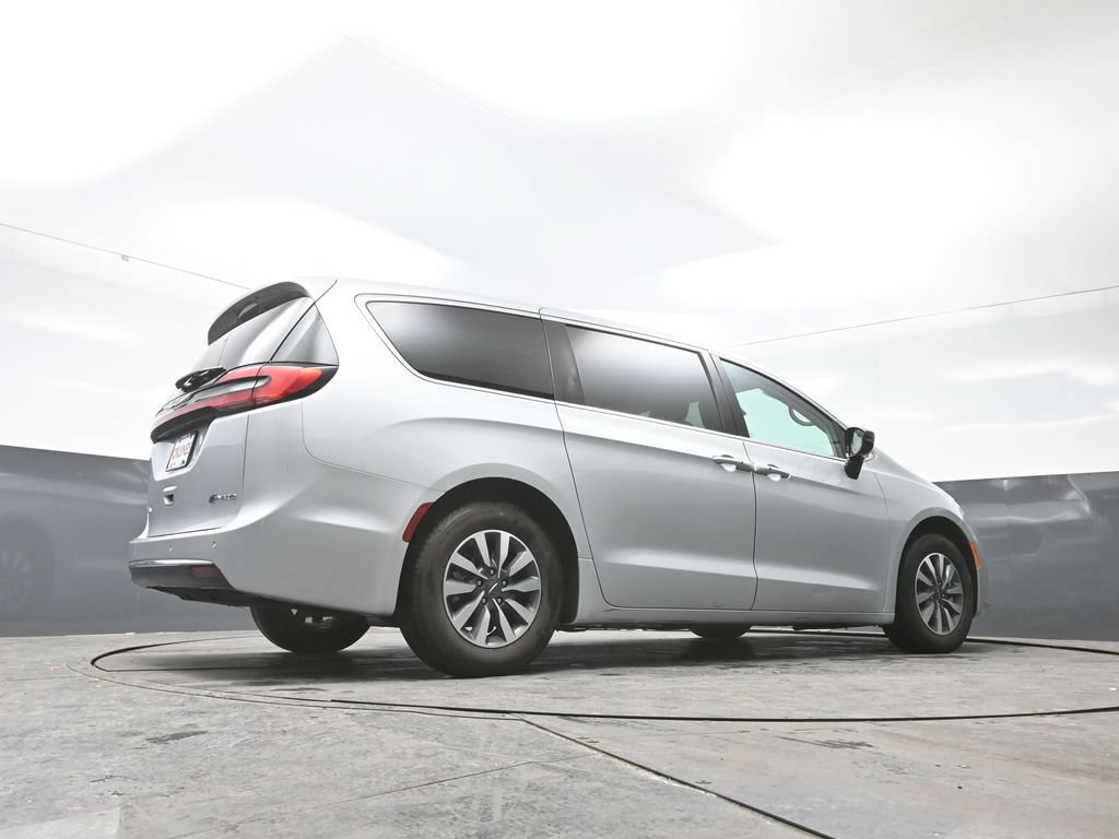 Used 2024 Chrysler Pacifica Limited FWD image 48