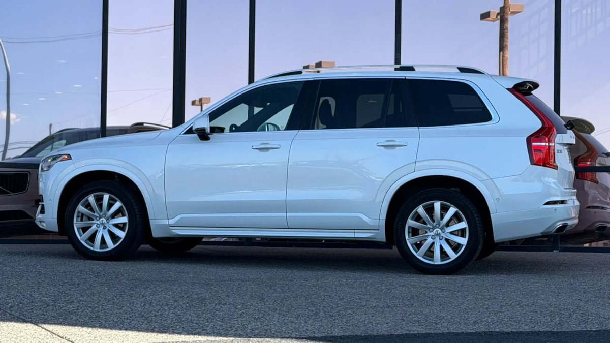 Used 2016 Volvo XC90 T6 Momentum w/ Momentum Plus Package AWD/4WD image 7
