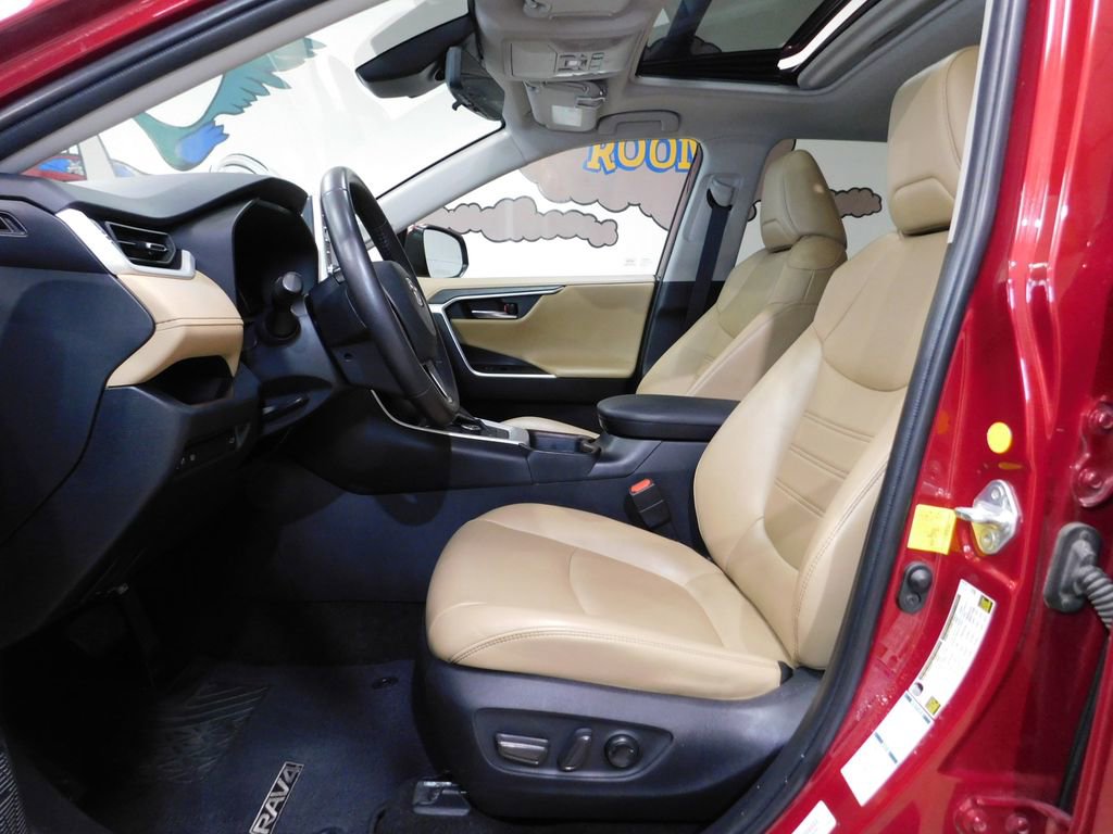 Used 2020 Toyota RAV4 Limited w/ Carpet Mat Package image 31