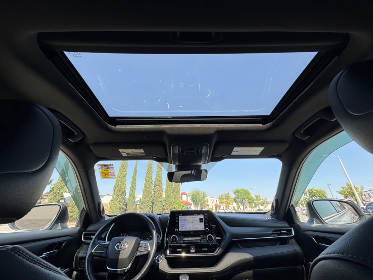 Used 2021 Toyota Highlander XSE FWD image 16