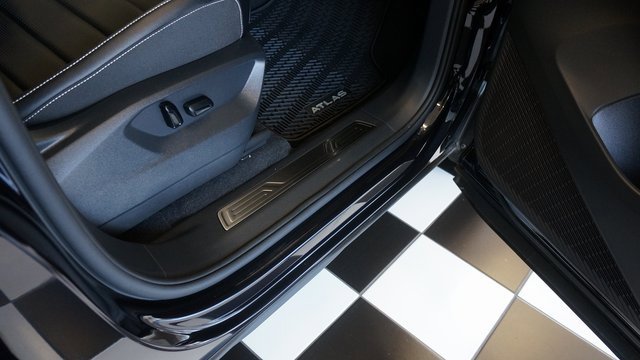 Certified 2025 Volkswagen Atlas SEL image 66