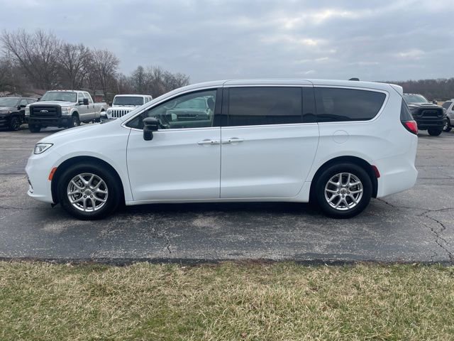 Used 2024 Chrysler Pacifica Touring-L image 11