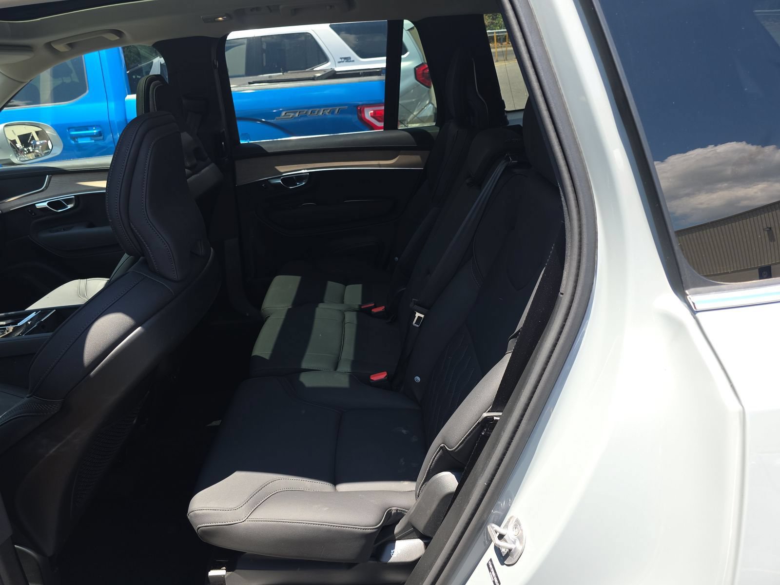 Used 2025 Volvo XC90 B5 Plus AWD/4WD image 32
