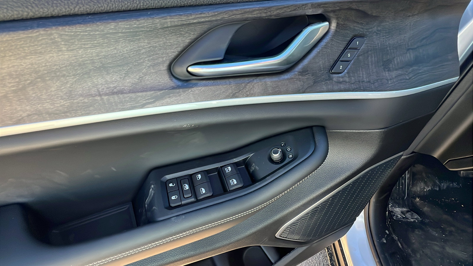 New 2026 Jeep Grand Cherokee Limited w/ Limited Altitude Package AWD/4WD image 15