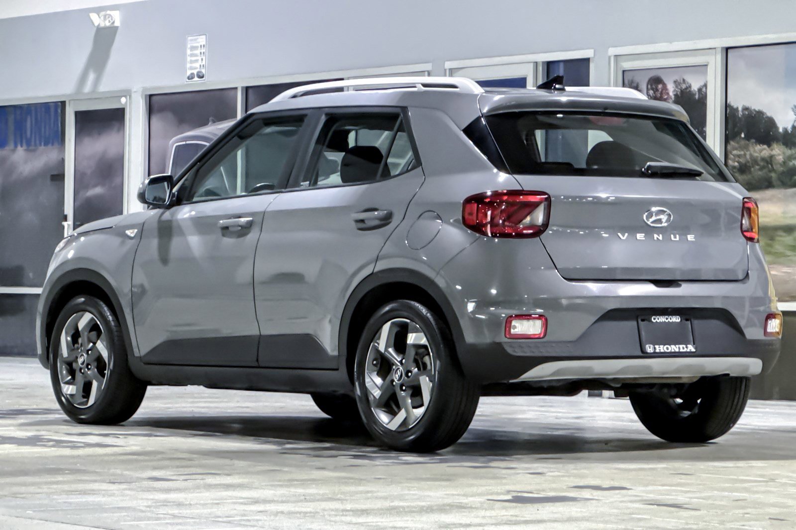 Used 2021 Hyundai Venue SEL FWD image 3