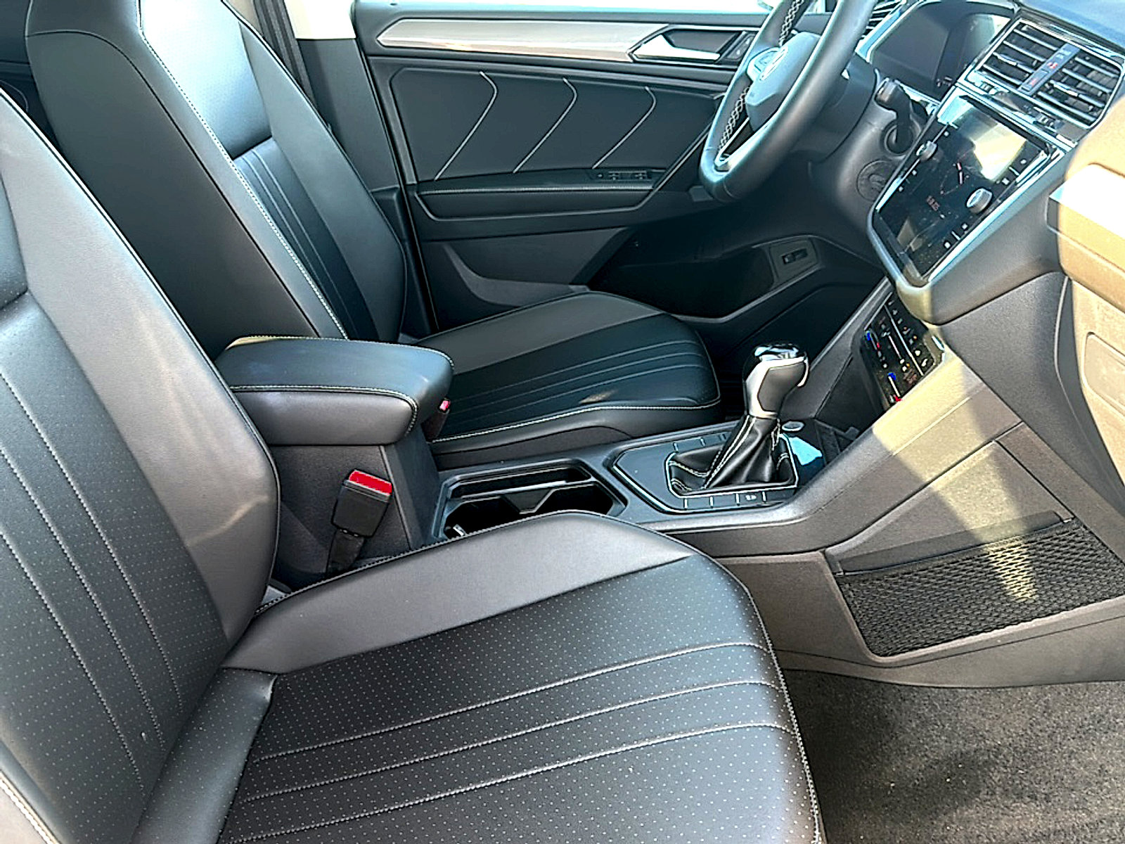 Used 2024 Volkswagen Tiguan SE w/ Panoramic Sunroof Package image 22