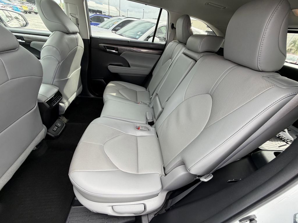 Used 2023 Toyota Highlander Limited AWD/4WD image 17