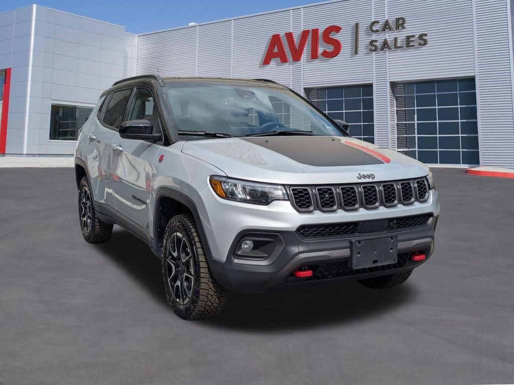 Used 2025 Jeep Compass Trailhawk AWD/4WD image 3