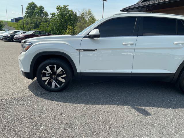 Used 2022 Volkswagen Atlas Cross Sport SE AWD/4WD image 2