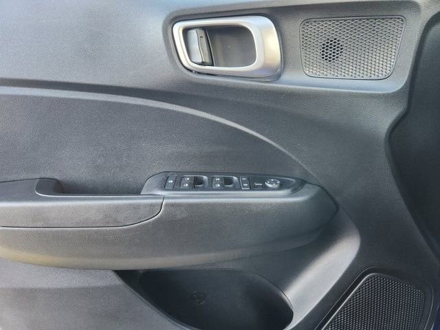 Used 2025 Hyundai Venue SEL image 21