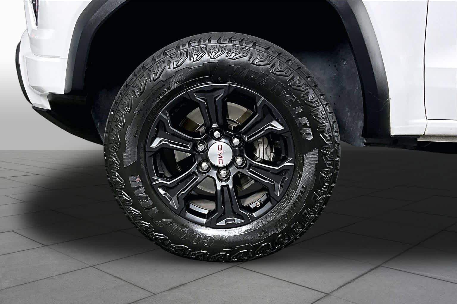Used 2024 GMC Canyon Elevation w/ Elevation Premium Package RWD image 10