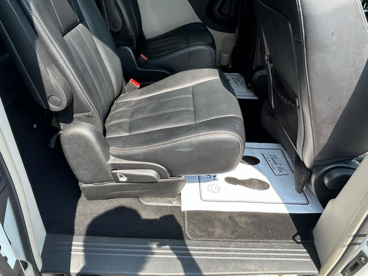 Used 2014 Chrysler Town & Country Touring FWD image 11