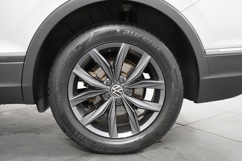 Used 2023 Volkswagen Tiguan SE w/ Panoramic Sunroof Package AWD/4WD image 30