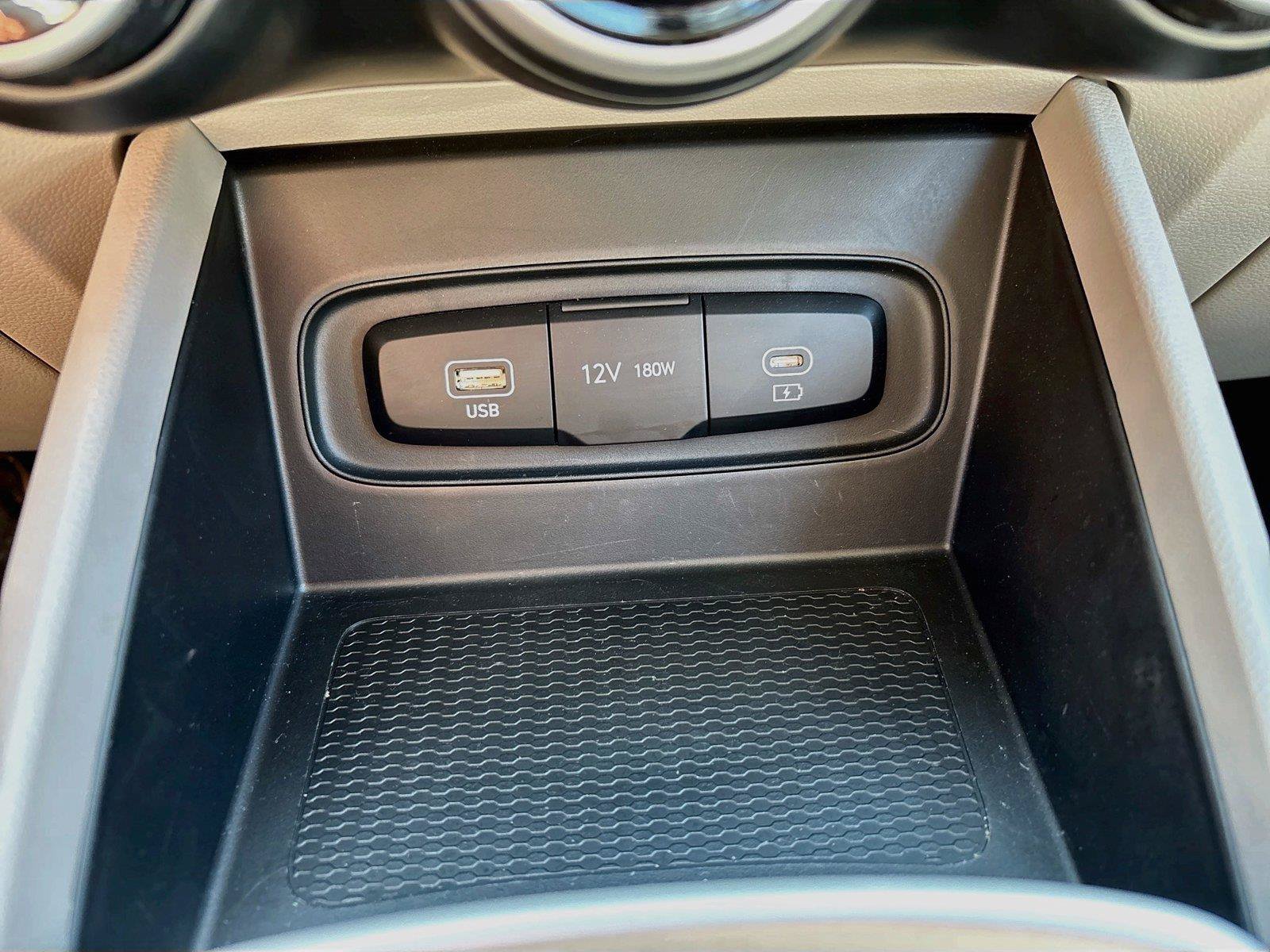 Certified 2025 Hyundai Venue SEL FWD image 31