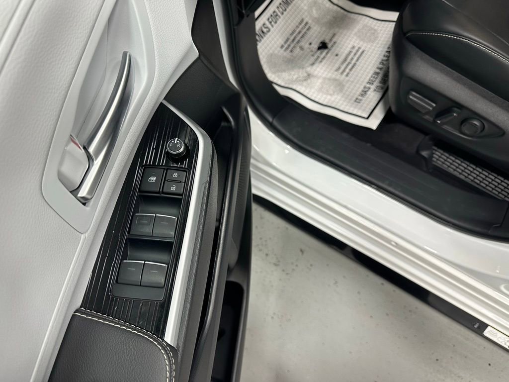 Used 2025 Toyota Sienna XSE image 9