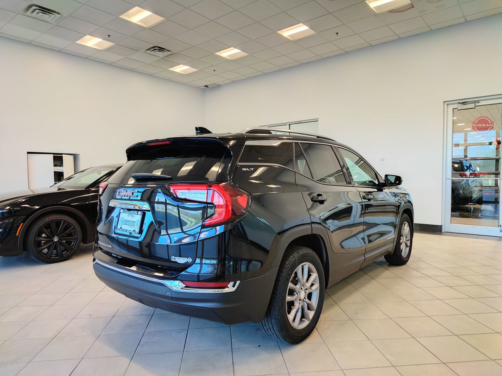 Used 2023 GMC Terrain SLT image 3