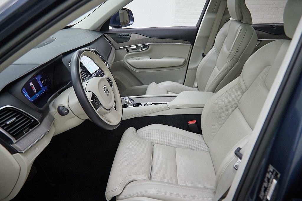 Certified 2023 Volvo XC90 B6 Ultimate w/ Protection Package Premier image 17