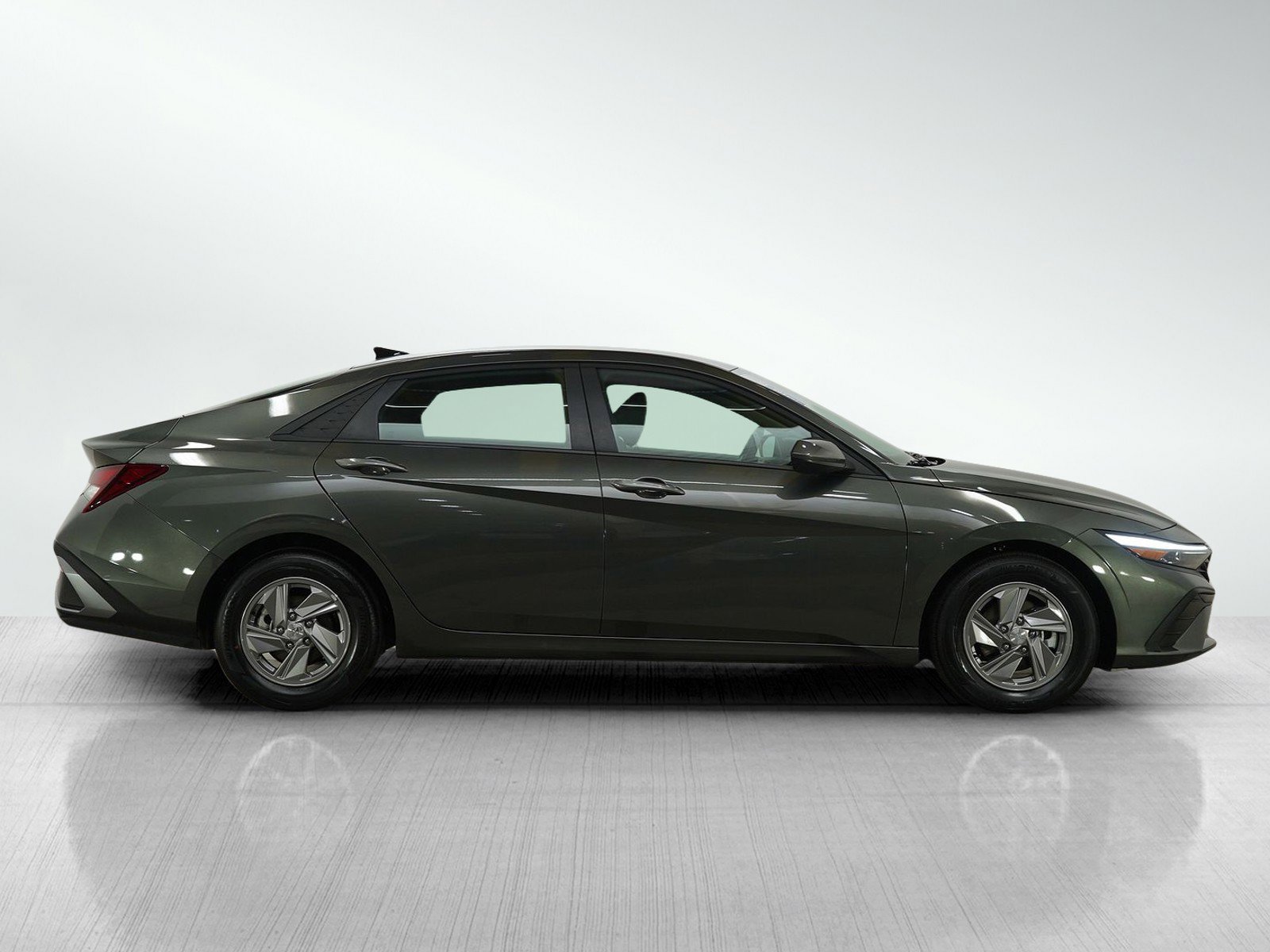 Certified 2025 Hyundai Elantra SE image 6