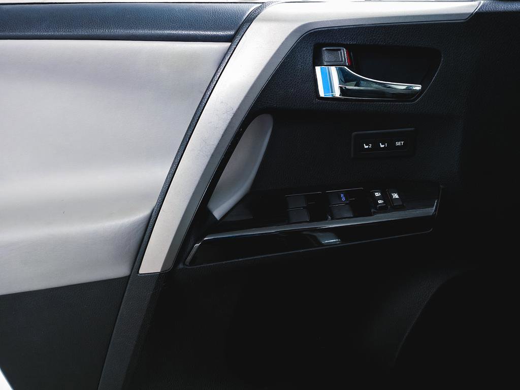 Used 2016 Toyota RAV4 Limited image 18