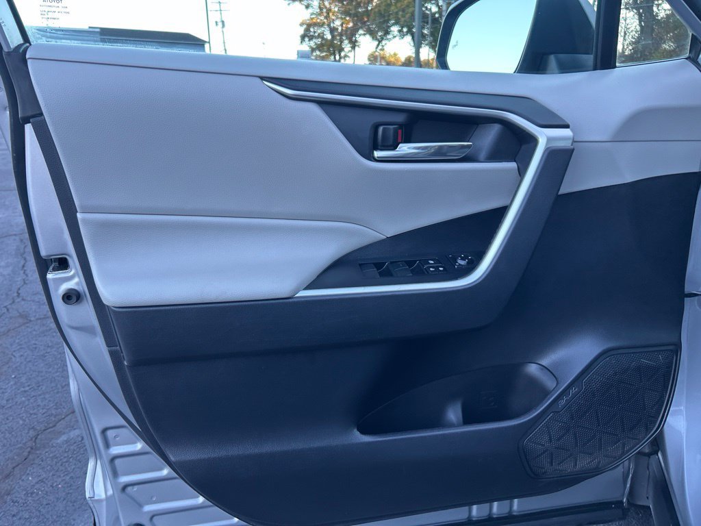 Used 2020 Toyota RAV4 XLE w/ Carpet Mat Package AWD/4WD image 10