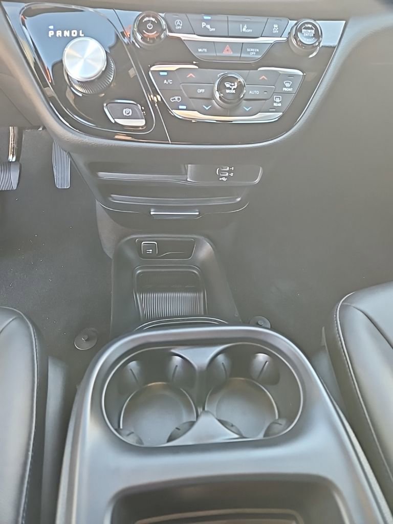 Used 2026 Chrysler Pacifica Select image 11