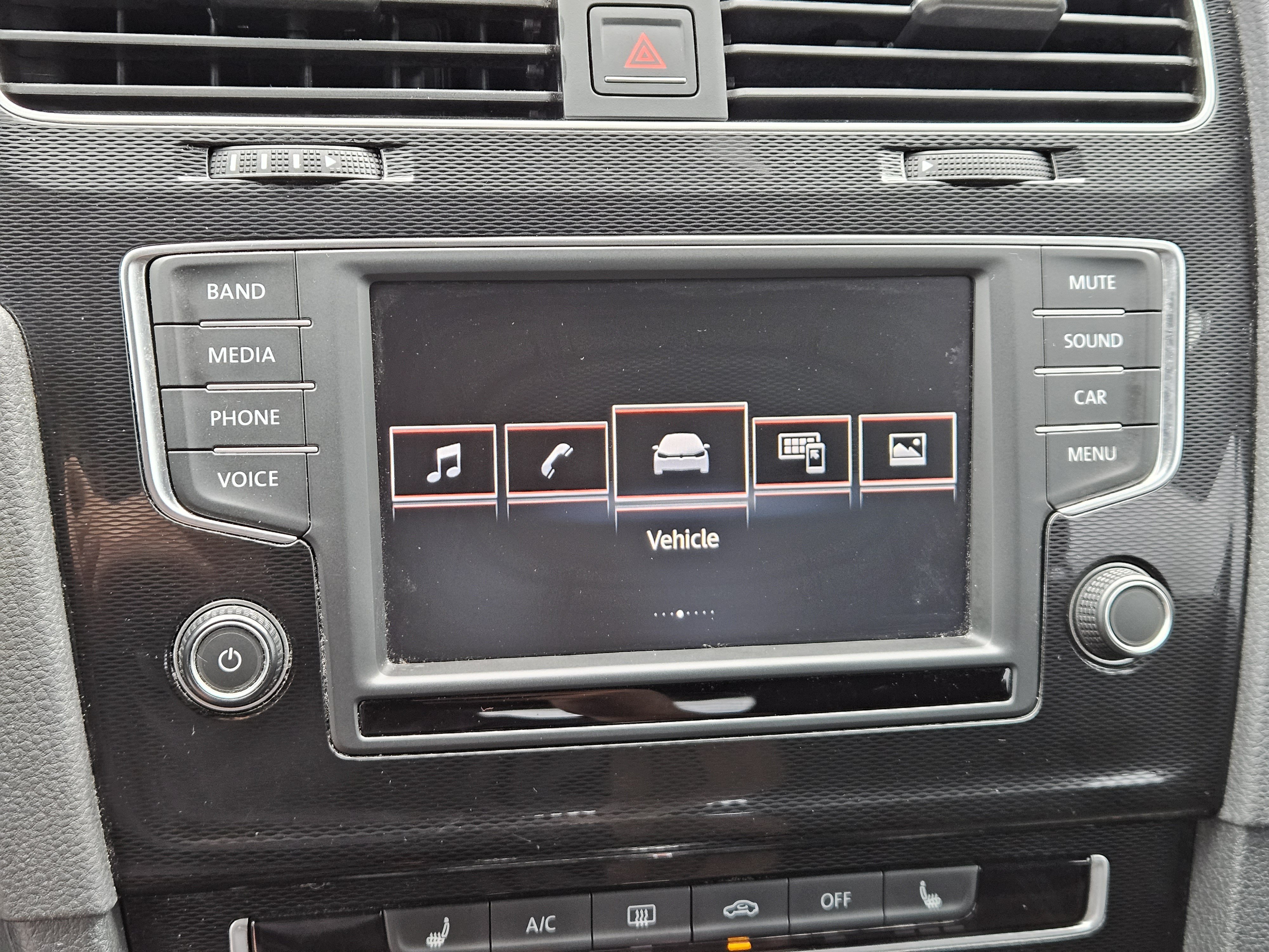 Used 2017 Volkswagen Golf 4-Door FWD image 18