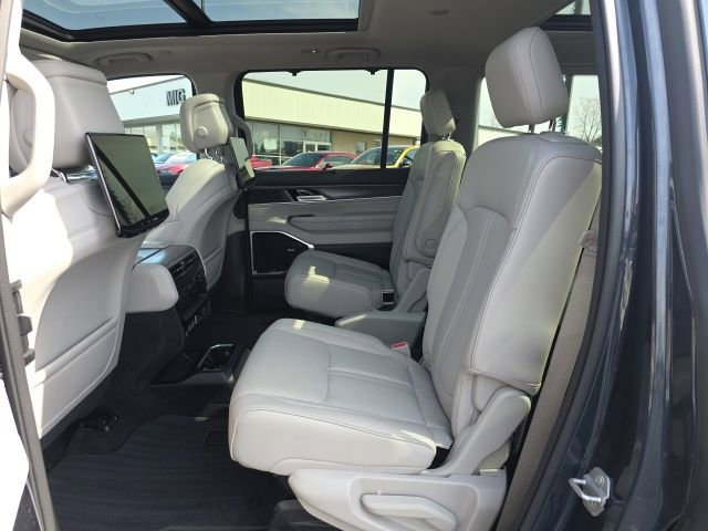 Used 2024 Jeep Wagoneer Series III w/ Premium Group I AWD/4WD image 42