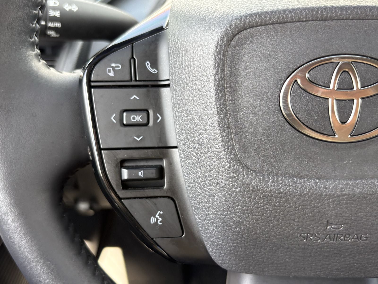Used 2024 Toyota Prius Limited w/ Limited Premium Package FWD image 37