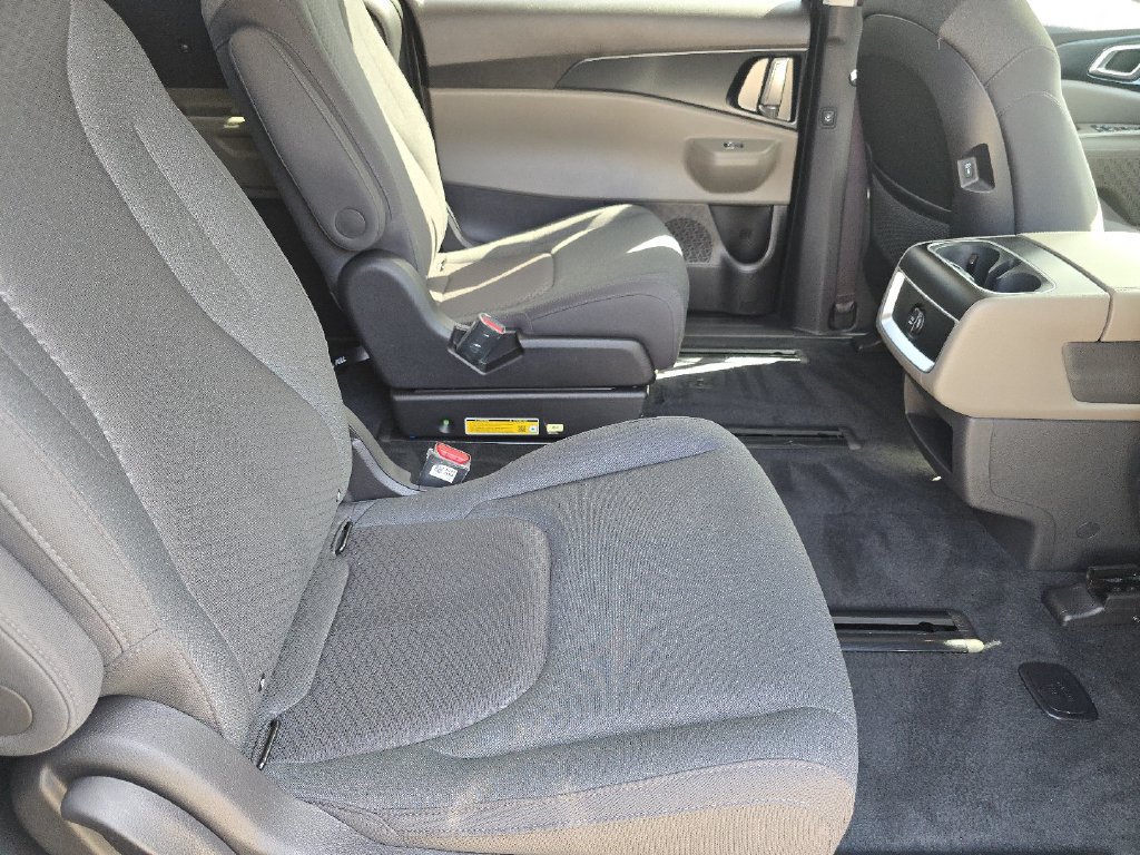 Used 2026 Kia Carnival LX FWD image 17