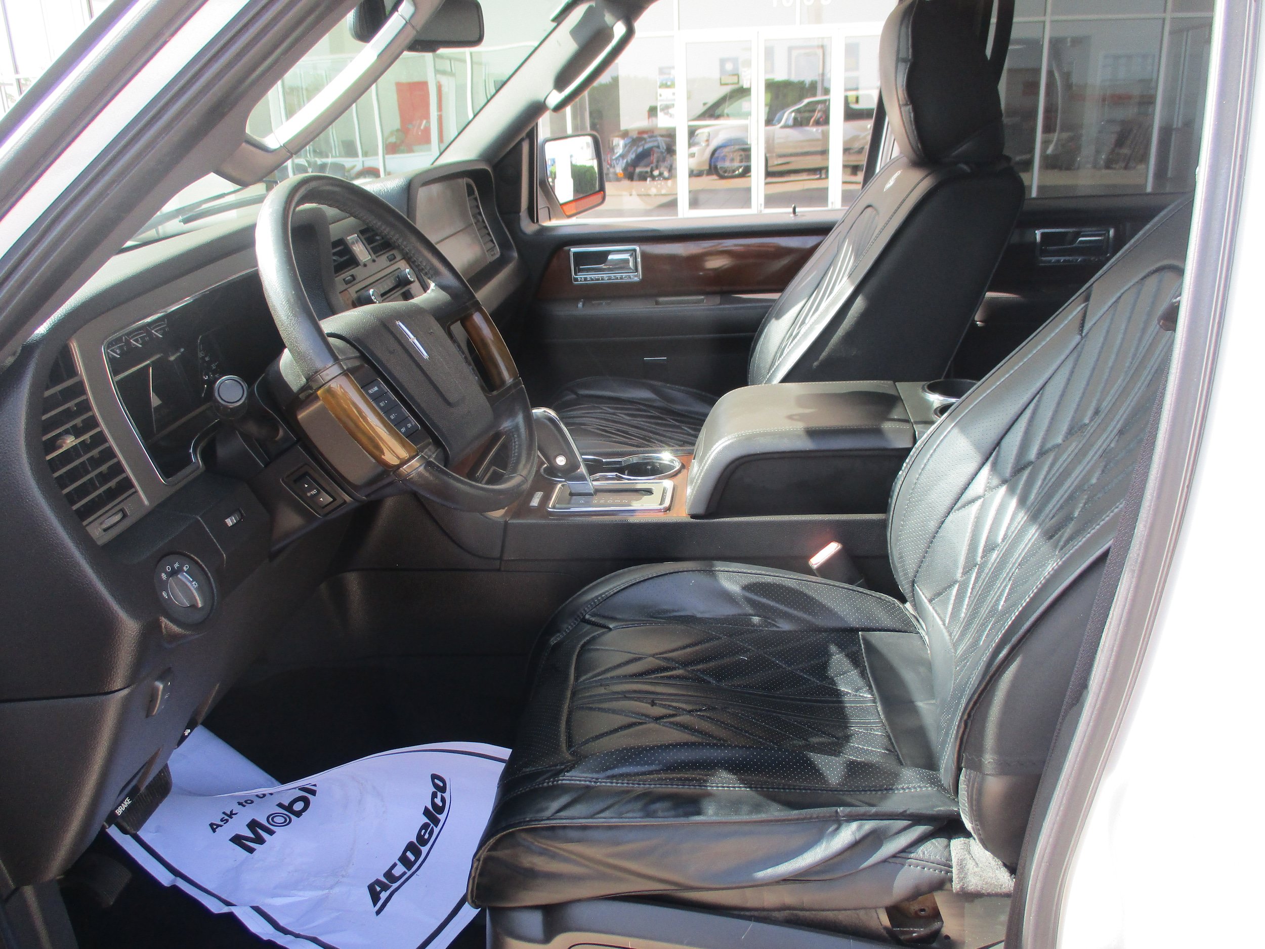 Used 2014 Lincoln Navigator 2WD image 4