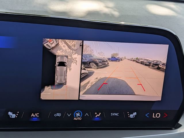 Used 2025 Chevrolet Traverse LT w/ Driver Confidence Package FWD image 17