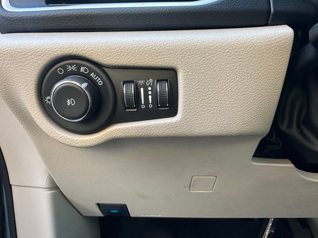 Used 2024 Chrysler Pacifica Touring-L FWD image 31