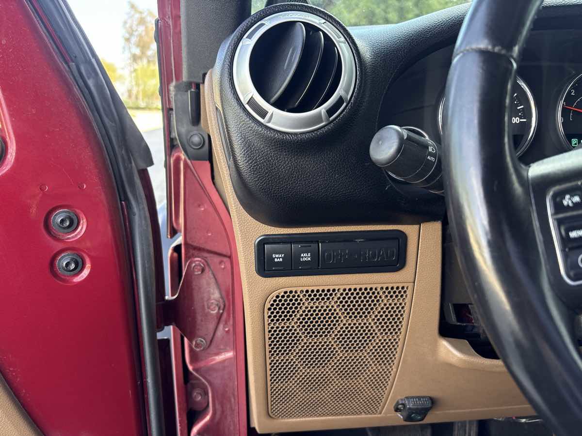 Used 2013 Jeep Wrangler Unlimited Rubicon w/ Connectivity Group AWD/4WD image 22