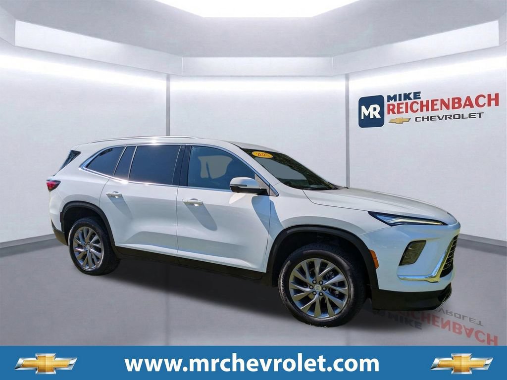 Used 2025 Buick Enclave Preferred FWD image 1