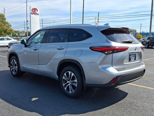 Used 2021 Toyota Highlander XLE AWD/4WD image 4