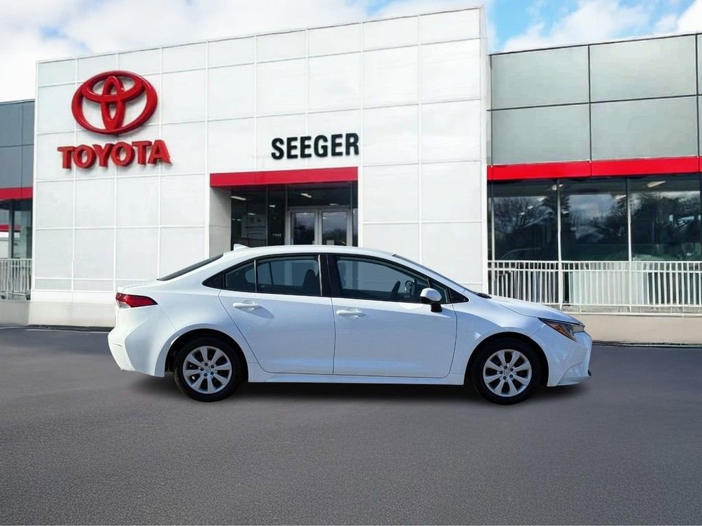 Used 2024 Toyota Corolla LE image 2