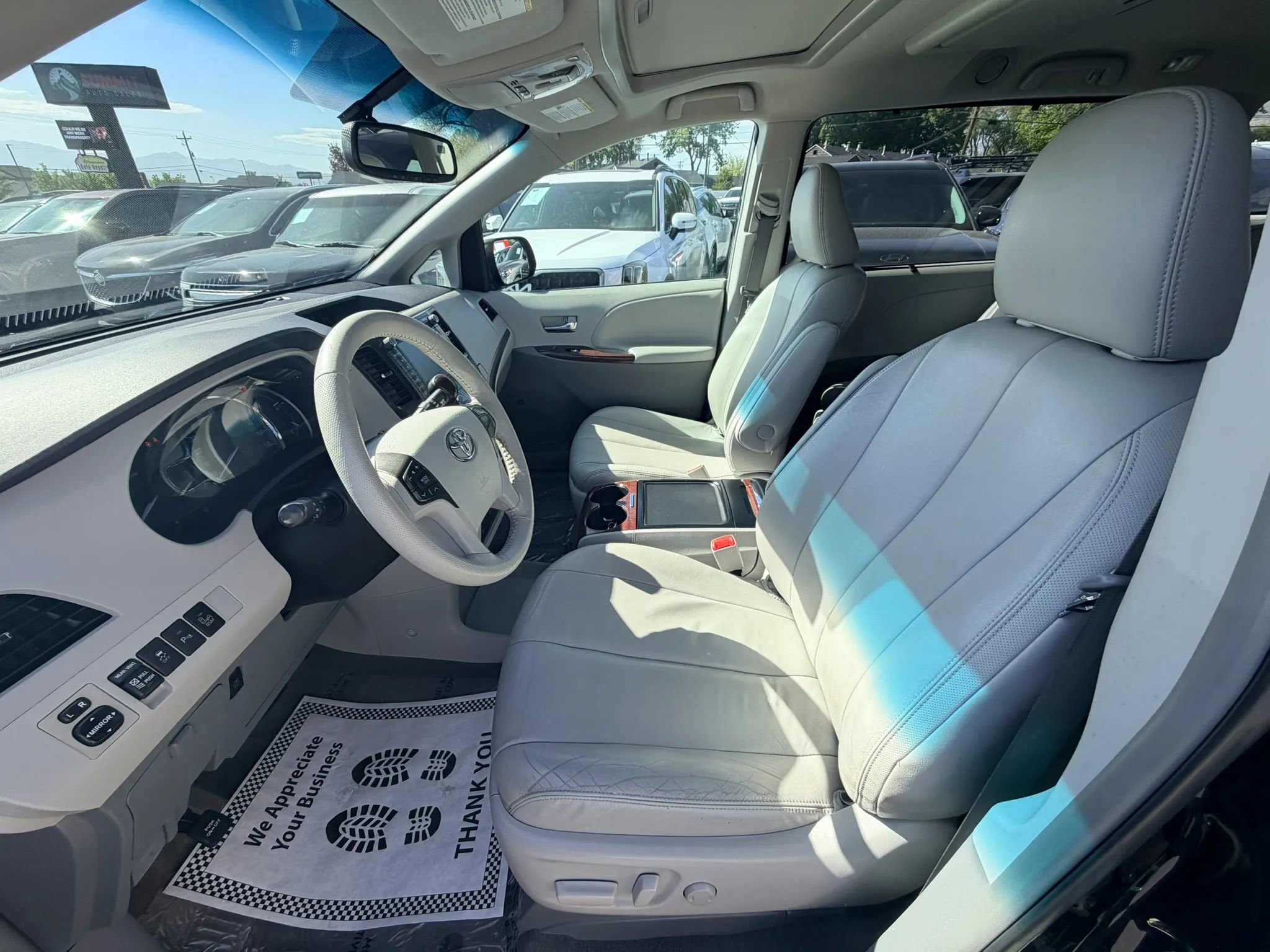 Used 2014 Toyota Sienna XLE w/ XLE Premium Package AWD/4WD image 11