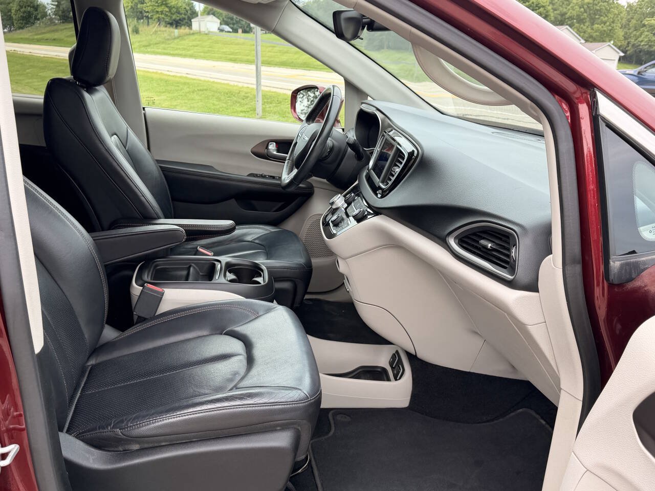 Used 2018 Chrysler Pacifica Touring-L FWD image 29
