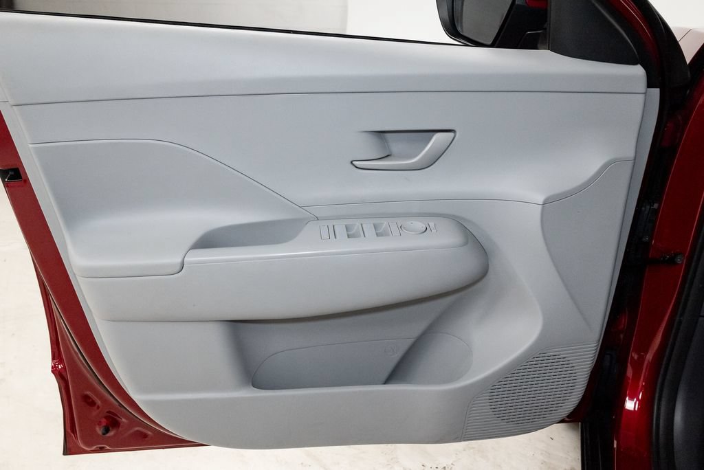 Used 2025 Hyundai Kona SEL FWD image 9