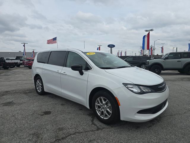 Used 2024 Chrysler Voyager LX image 3