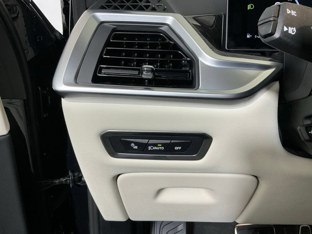 Certified 2026 BMW X7 xDrive40i w/ M Sport Package AWD/4WD image 17