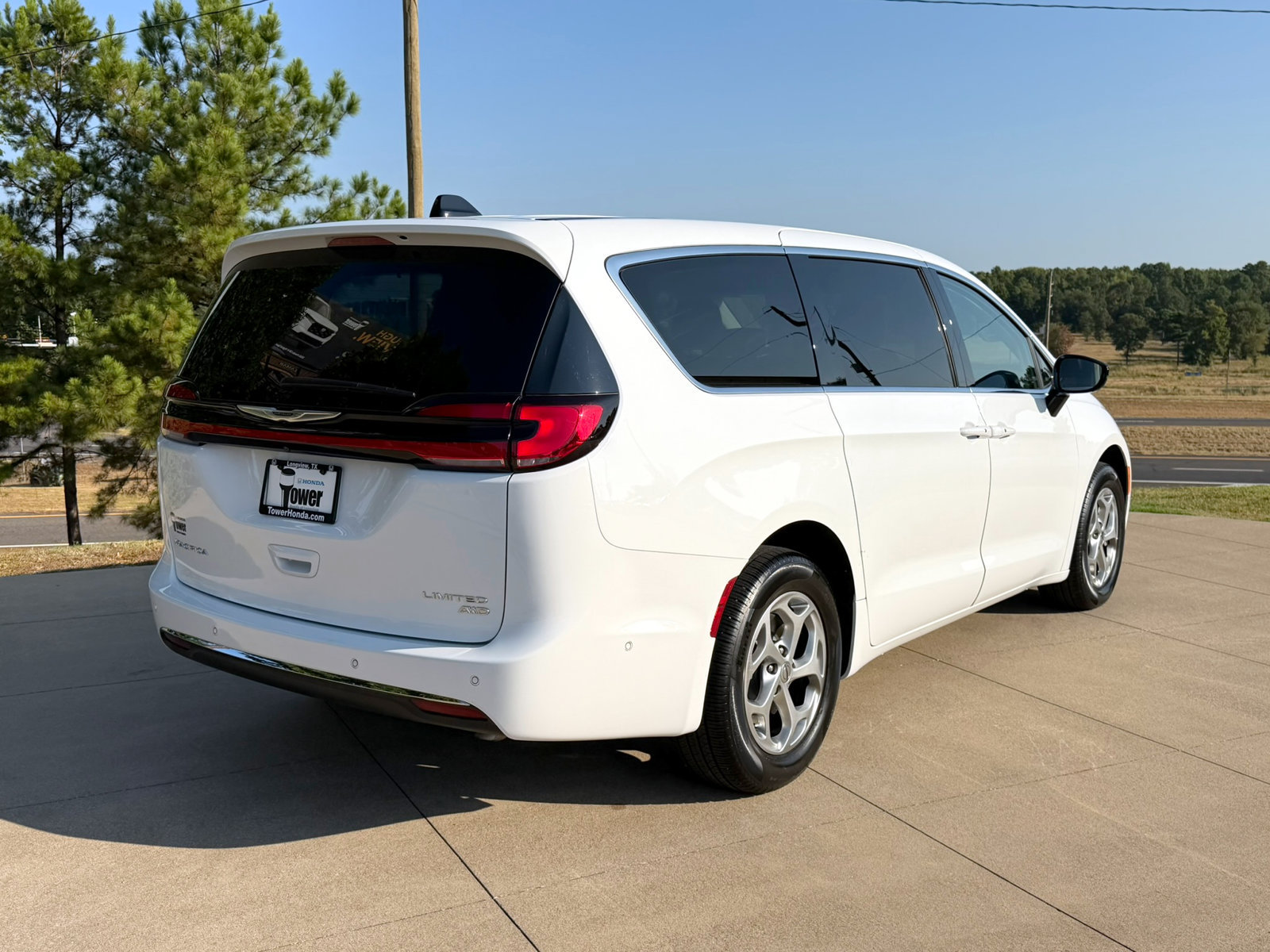 Used 2024 Chrysler Pacifica Limited AWD/4WD image 6